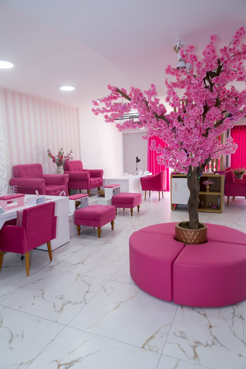 Salão com cerejeira e poltronas rosas